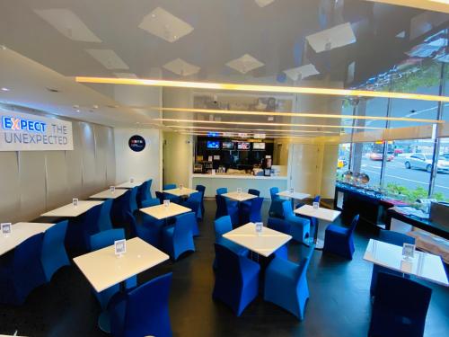 桃园市桃园智选假日饭店的一间设有蓝色桌椅和柜台的餐厅