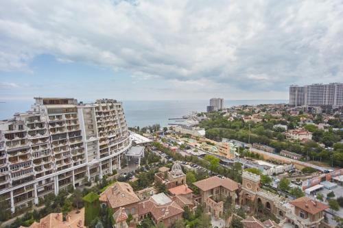 敖德萨Gagarin Plaza Luxury Sea View Apartments的城市的空中景观,建筑和海洋