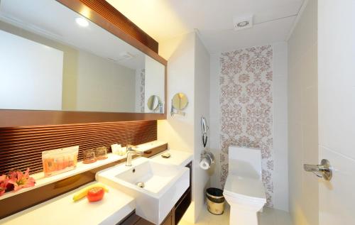 澳门京都酒店的一间带水槽、卫生间和镜子的浴室
