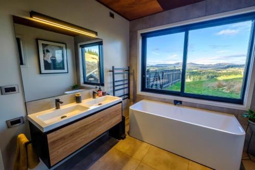 蒂阿瑙Fiordland Eco-Retreat -- Panoramic Views -- Hot Tub的相册照片