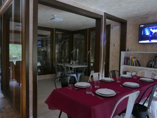 艾丝黛拉Hostería de Curtidores的一间带红色桌布的餐桌的用餐室