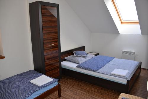 赫拉德茨 - 克拉洛韦萃堂酒店的一间小卧室,配有一张床和镜子