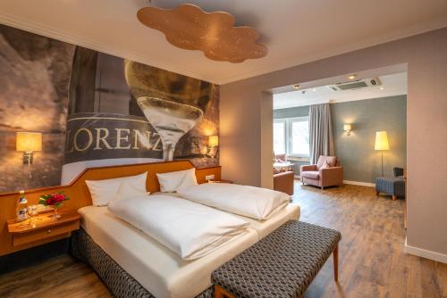 圣戈阿尔朗斯克纳葡萄酒酒店的酒店客房设有床和客厅。