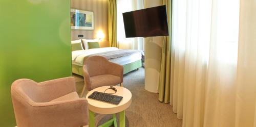贝尔格莱德Hotel Argo的酒店客房配有一张床和一张带键盘的书桌