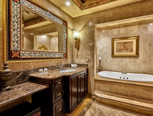 肯普顿帕克皮蒙特德奥瑞勒皇宫大酒店的一间带浴缸和大镜子的浴室