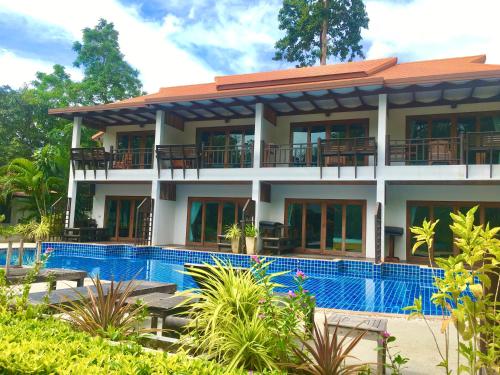 涛岛蓝钻度假酒店的一座房子前面设有游泳池
