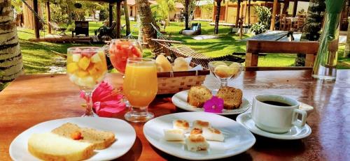库穆鲁沙蒂巴阿瑞亚普雷塔旅馆的餐桌,带食物盘和饮料杯