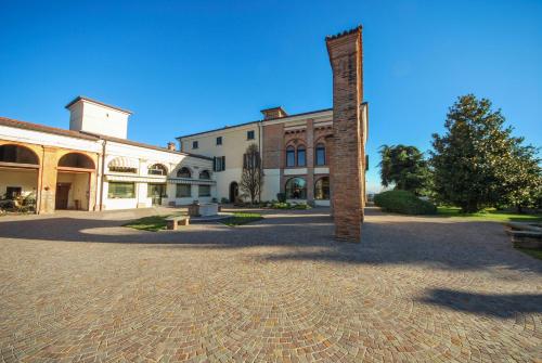Cazzago San Martino欧雷布中心圣玛丽亚德尔阿尔科度假屋的庭院中间的砖柱