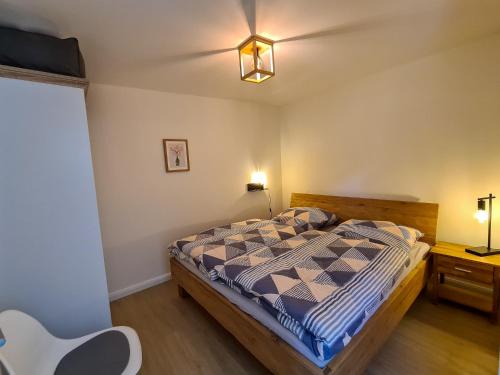 滕宁Apartments Gezeitenfluss的一间卧室配有一张床、一张桌子和灯