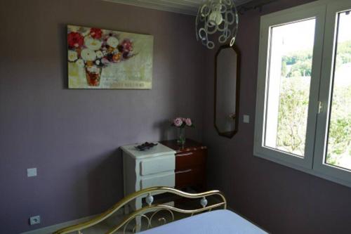 拉科纳Le Gîte de L'Adrech的一间卧室设有一张床和一个窗口
