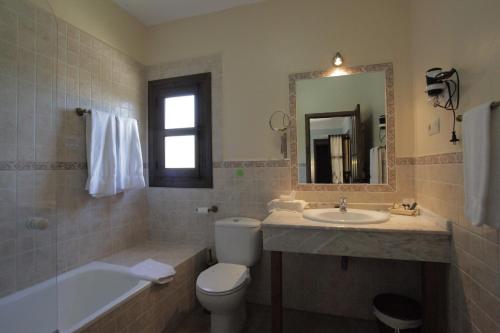 纳瓦孔塞霍Hotel Rural Xerete的浴室配有卫生间、盥洗盆和浴缸。
