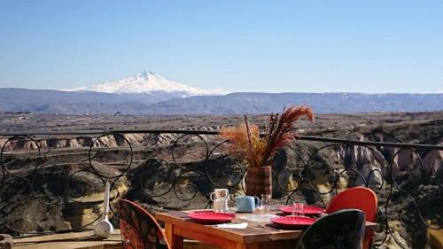 乌奇希萨尔Pigeon Hotel Cappadocia的桌椅和山底