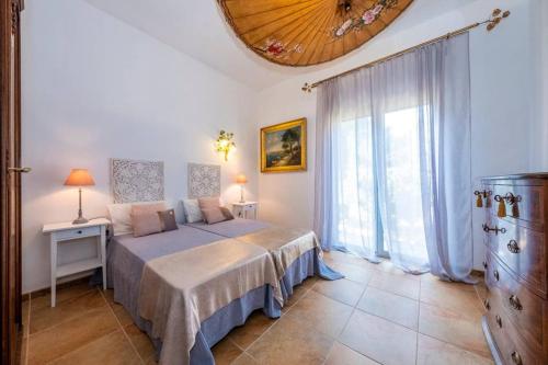 比尼贝卡Villa Luxury的一间卧室设有一张床和一个大窗户