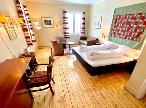 灵塞德Solhov, Castle of the Lyngen Alps的酒店客房设有床和客厅。