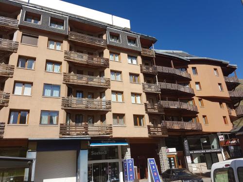 帕斯底拉卡萨Apartamentos Grifovacances Canigou的公寓大楼的一侧设有阳台。