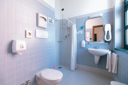 都灵欧品011号旅馆的蓝色的浴室设有卫生间和水槽