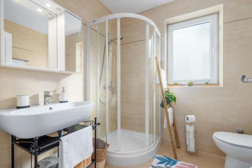波雷奇Apartment Andrea的带淋浴、盥洗盆和卫生间的浴室