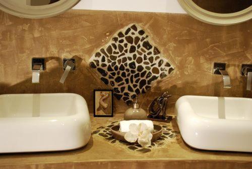 卡代纳阿尔伯特住宿加早餐旅馆的浴室内一个柜台上的两个白色水槽