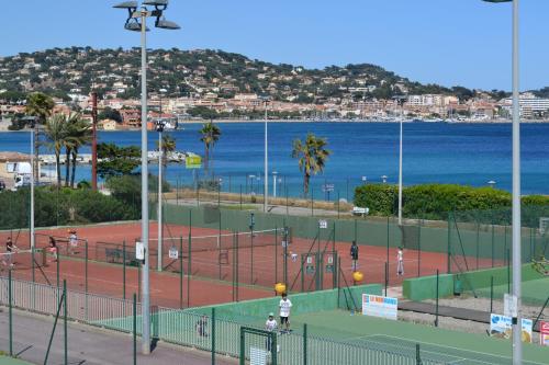 Casa Louise Suites and Spas privatifs内部或周边的网球和/或壁球设施