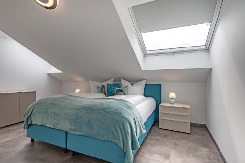 奥伊-米特尔贝格Grünten-Chalet的一间卧室设有蓝色的床和天窗