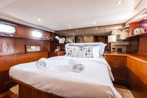 维琪奥港Ocean Yacht Trawler - Le Caloa的一间卧室,船上配有一张大床