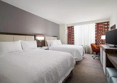 WabashHampton Inn by Hilton Wabash的酒店客房设有两张床和一台平面电视。