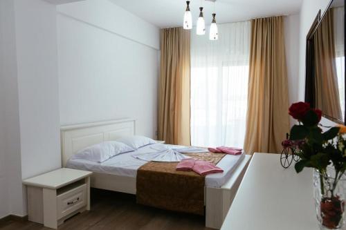 东吉托伊Sole Mio的白色的卧室设有床和窗户