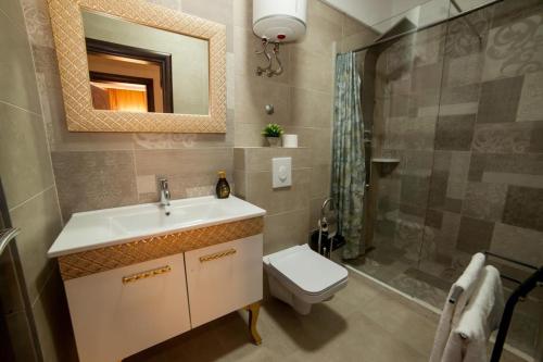 东吉托伊Sole Mio的一间带水槽、卫生间和淋浴的浴室