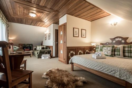 扎科帕内Villa Adamo&SPA的卧室配有一张床,地板上放着一只狗