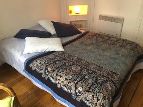 巴黎Appartement Opéra Paris的一间卧室配有一张大床,床上有毯子