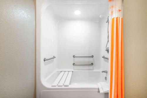 圣彼得堡La Quinta by Wyndham St. Petersburg Northeast *Newly Renovated的浴室配有带橙色淋浴帘的浴缸