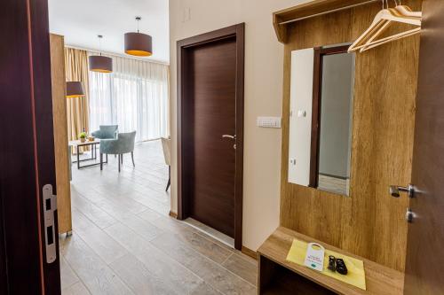 BečejAnnona Apartments的走廊设有木门和用餐室