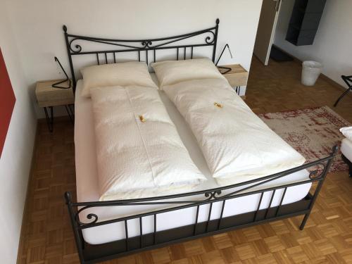 罗曼斯霍恩Lakelodge-Romanshorn 2的一张床上的白色枕头