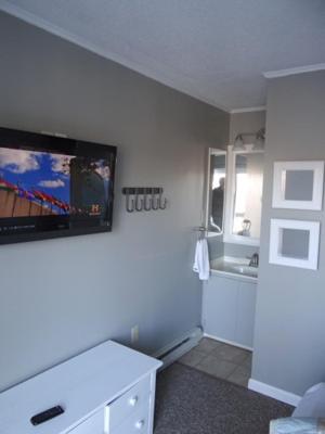 GhentWinterplace Condo Ski in Ski out First Floor E102的一间白色墙壁上配有电视的浴室