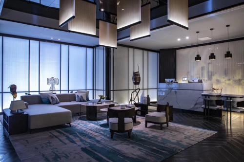 青岛青岛宝雍峰岳酒店的客厅配有沙发和桌子