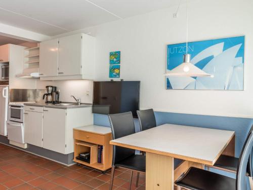 凡岛Holiday home Fanø LIII的厨房配有桌椅、桌子和柜台。