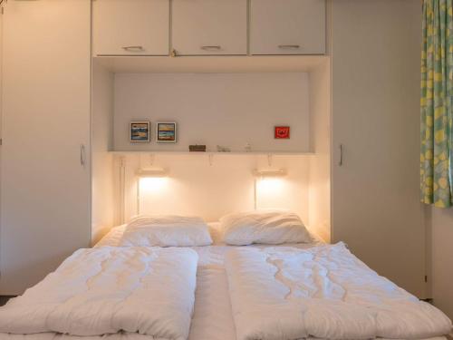 凡岛Holiday home Fanø LIII的一张带两个枕头的大白色床