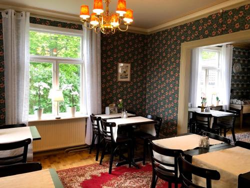 HenånVilla Frideborg的用餐室设有桌椅和窗户。