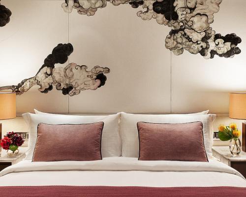 深圳四季酒店客房内的一张或多张床位