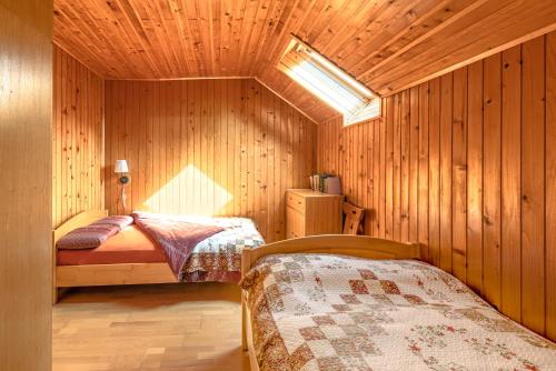 克拉尼斯卡戈拉House Moose't Getaway, Kranjska Gora的小木屋内一间卧室,配有两张床