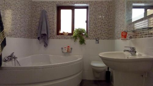 维多利亚Rubis的带浴缸、盥洗盆和卫生间的浴室