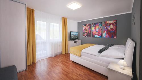 塔查斯卡-鲁穆尼卡Holiday apartment High Tatras的卧室设有白色的床和大窗户
