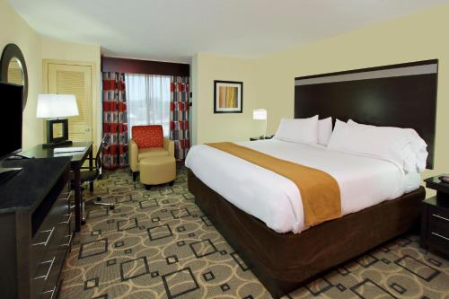 奥古斯塔市中心智选假日酒店客房内的一张或多张床位