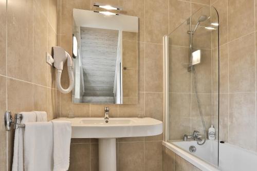 萨尔拉拉卡内达维尔皮里酒店的一间带水槽、淋浴和镜子的浴室