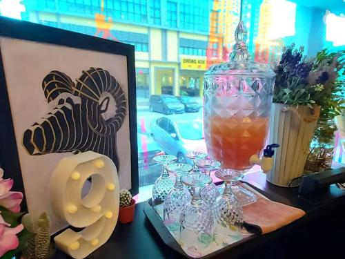 梳邦再也梳邦9号广场酒店 的一张桌子,上面有花瓶和眼镜