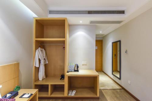 重庆重庆静时文化酒店的一间设有衣柜的房间,里面设有一个水槽