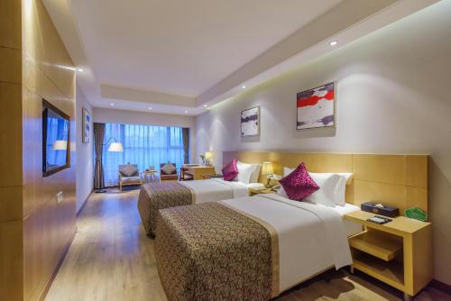 重庆重庆静时文化酒店的酒店客房带两张床和一个客厅