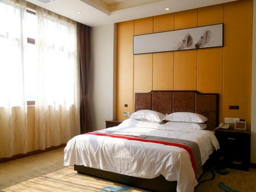 宣城骏怡精选安徽宣城宣州区工业园店的一间卧室配有一张大床和大床头板