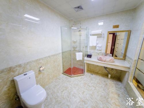 长沙骏怡精选湖南长沙黄花机场店的带淋浴、卫生间和盥洗盆的浴室