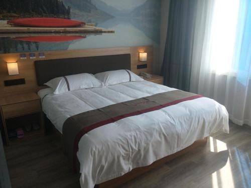 徐州尚客优酒店江苏徐州鼓楼区金桥路店的一间卧室配有一张带白色床单的大床